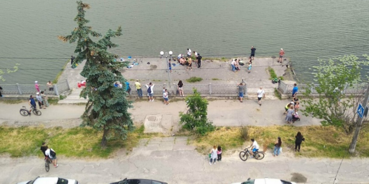 Повертали до життя очевидці, патрульні, рятувальники і медики: у тернопільському ставі тонув чоловік (Фото)