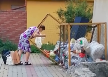“Продавати молоко?”: у Тернополі жінка збирала пляшки на смітнику, містяни стривожені випадком (Відео)