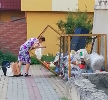 “Продавати молоко?”: у Тернополі жінка збирала пляшки на смітнику, містяни стривожені випадком (Відео)