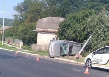 Автомобіль злетів з дороги, перекинувся і повалив електричний стовп: карколомна аварія на Тернопільщині (Фото)
