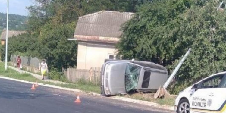 Автомобіль злетів з дороги, перекинувся і повалив електричний стовп: карколомна аварія на Тернопільщині (Фото)