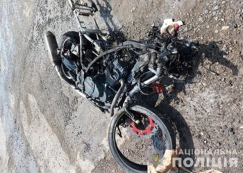 Смертельна аварія на Тернопільщині: мотоцикл попав під вантажівку і загорівся (Фото)