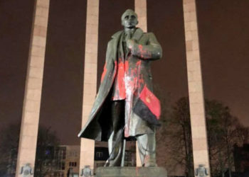 За наругу над пам’ятником Бандері у Львові судять програмістку з Тернопільщини