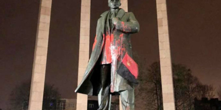 За наругу над пам’ятником Бандері у Львові судять програмістку з Тернопільщини