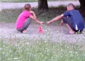У Почаєві чоловік з жінкою вживали наркотики прямо біля дитячого майданчику (Фото)