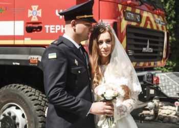 З мигалками і сиренами: у Тернополі відбулося “надзвичайне” весілля