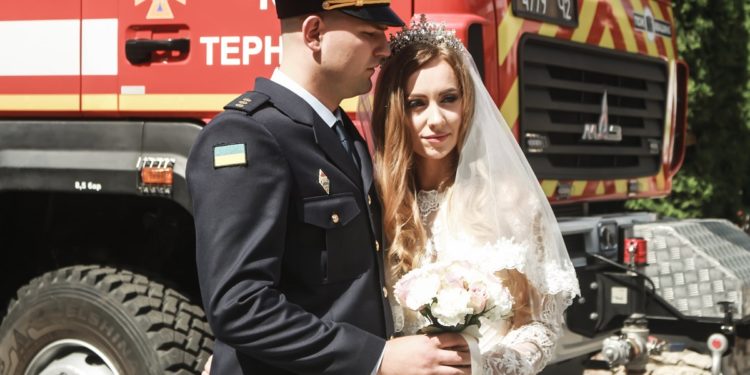 З мигалками і сиренами: у Тернополі відбулося “надзвичайне” весілля