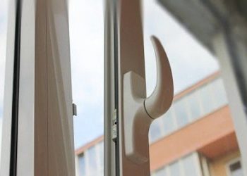 Неподалік Тернополя чоловік випав з третього поверху разом із вікном