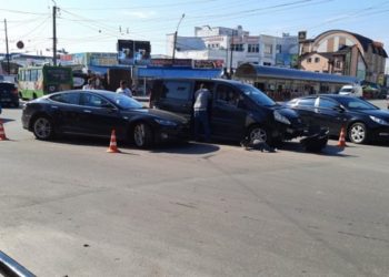 “Дорога” аварія у Тернополі: зіткнулися мікроавтобус і Tesla (Відео)