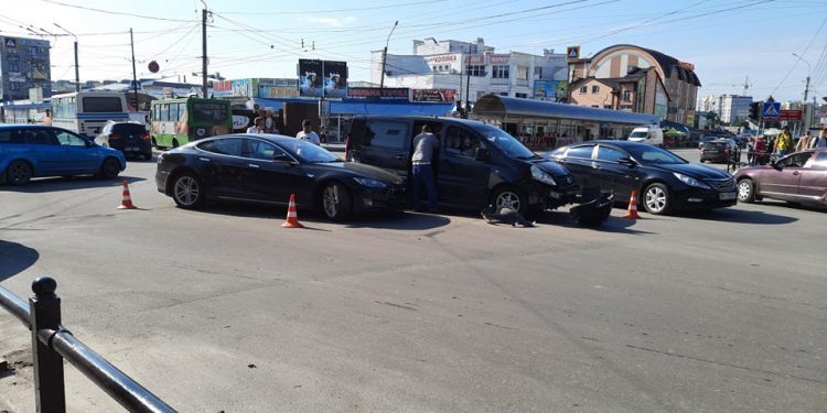 “Дорога” аварія у Тернополі: зіткнулися мікроавтобус і Tesla (Відео)