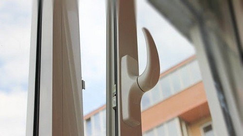 Неподалік Тернополя чоловік випав з третього поверху разом із вікном