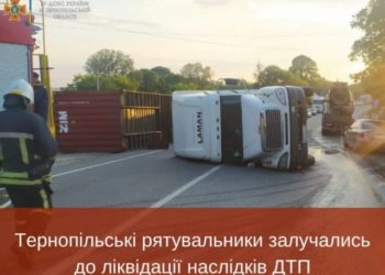 У Смиківцях перекинулася фура з причепом (Фото)