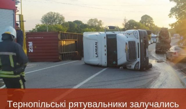 У Смиківцях перекинулася фура з причепом (Фото)