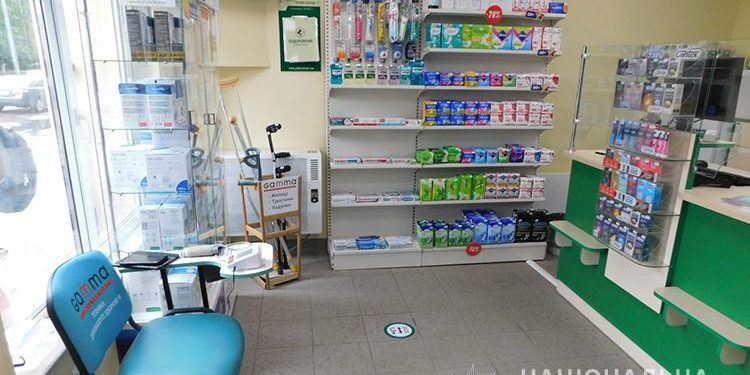 Душив жінку прямо в аптеці”: чоловік напав на тернополянку з викруткою в руці (Фото)