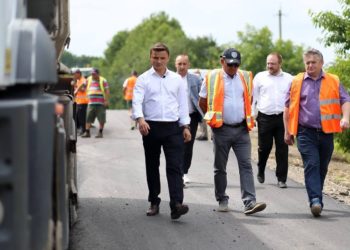 У напрямку Лозови вже влаштували верхній шар асфальту (Фото)