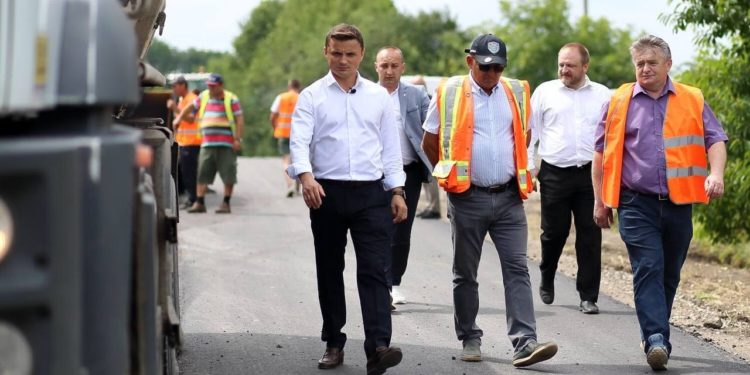 У напрямку Лозови вже влаштували верхній шар асфальту (Фото)