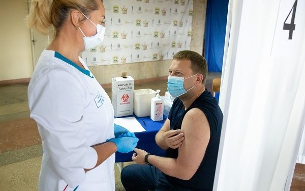 Голова ОДА Володимир Труш отримав щеплення новою вакциною Moderna