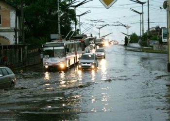 Топило автомобілі і підвали: негода у Тернополі накоїла лиха