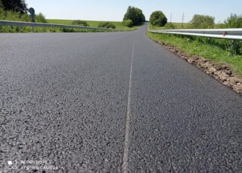 На Тернопільщині невідомий тракторист “переорав” свіженький асфальт (Фото)