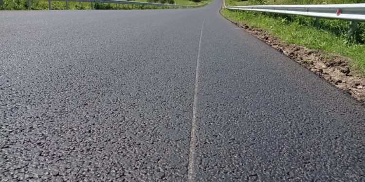 На Тернопільщині невідомий тракторист “переорав” свіженький асфальт (Фото)