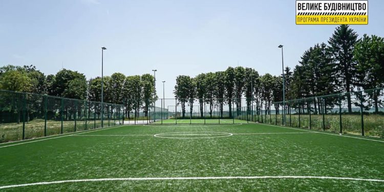 У селі Боричівка реконструюють спортивний майданчик