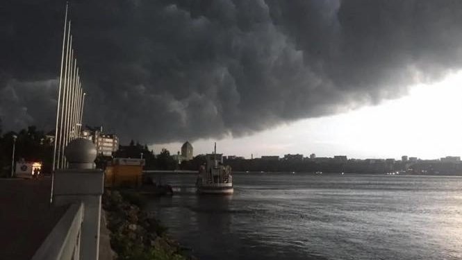 Грози, вітер і град: на Тернопільщину суне потужна негода