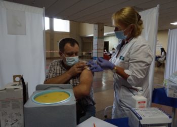 Жителів Тернопільщини почали щеплювати новою вакциною американського виробництва