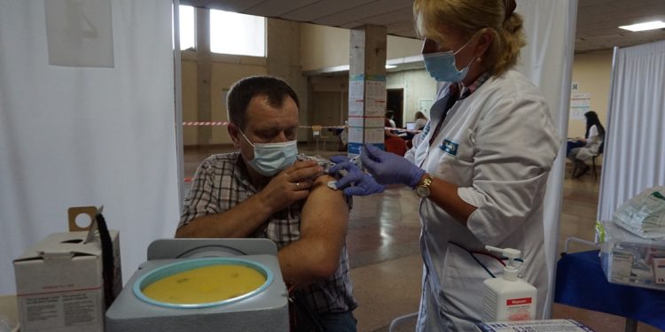Жителів Тернопільщини почали щеплювати новою вакциною американського виробництва