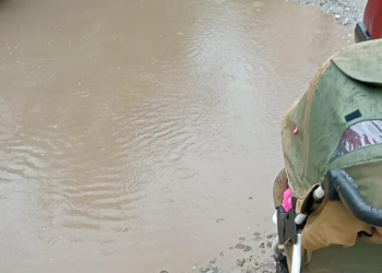 На Тернопільщині дорога до садочку перетворилась на озеро (Фото)