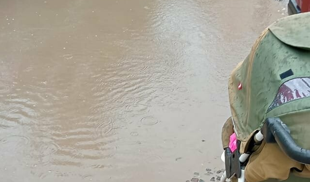 На Тернопільщині дорога до садочку перетворилась на озеро (Фото)