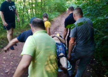 На Тернопільщині біля водоспаду чоловік упав у 25-метрову ущелину (Фото)