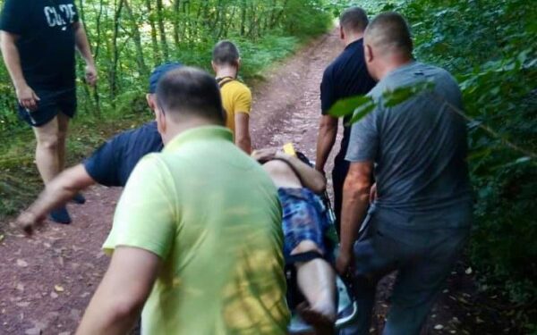 На Тернопільщині біля водоспаду чоловік упав у 25-метрову ущелину (Фото)