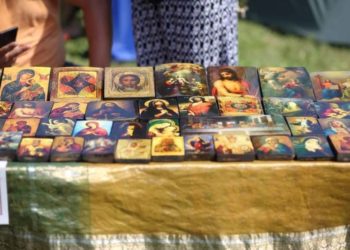 Шматки деревини тернополянин Руслан Адамовський перетворює на ікони (Фото)