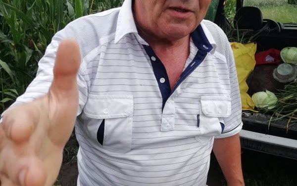 Курйозний випадок: екс-голову Чорткова застали “на гарячому” на чужому городі (Фото)