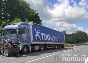 Смертельна аварія на Тернопільщині: автомобіль врізався в фуру (Фото)