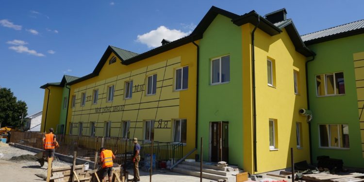 Перший заступник голови ОДА Ігор Дем’янчук оглянув будівництво шкіл у Козові та Підгородньому