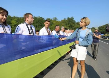 На Тернопіллі розгорнули державний прапор України завдовжки у три кілометри