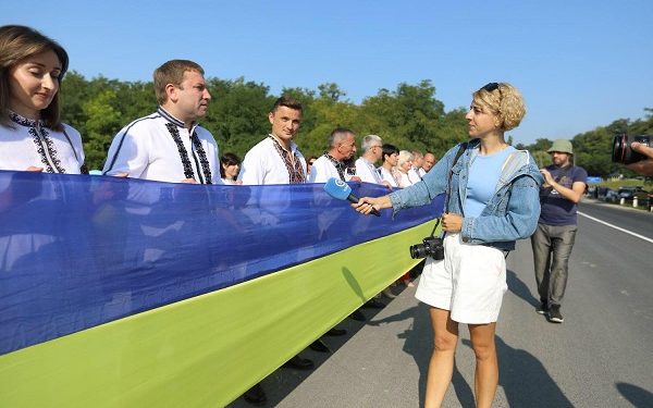 На Тернопіллі розгорнули державний прапор України завдовжки у три кілометри