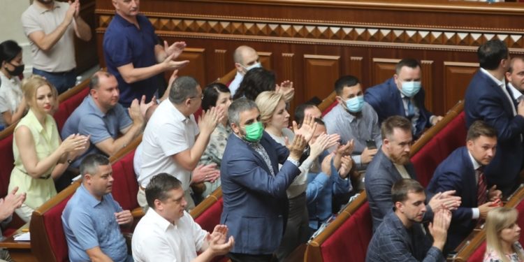 Опалювальний сезон під загрозою зриву через парламент та уряд