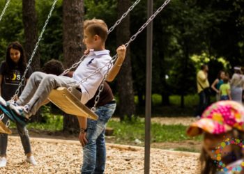 Вдарило гойдалкою по голові: у Тернополі рятували дитину