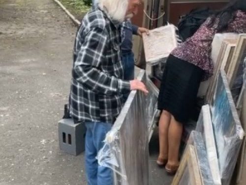 Скандал на Тернопільщині: художнику Івану Марчуку не хотіли віддавати власні картини і викликали поліцію (Відео)