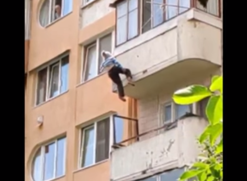 Дивовижний порятунок: на Тернопільщині жінка випала з 5-го поверху та зачепилась за мотузки (Відео)