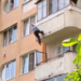 Дивовижний порятунок: на Тернопільщині жінка випала з 5-го поверху та зачепилась за мотузки (Відео)