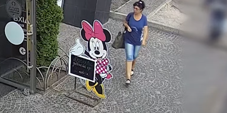 У Тернополі розшукують жінку, яка викрала телефон у продавця (Відео)