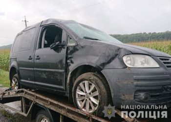 На Тернопільщині через 18-річного водія двоє дівчат опинилися у лікарні (Фото)