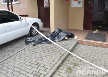 У Тернополі біля під’їзду виявили мертву людину (Фото)