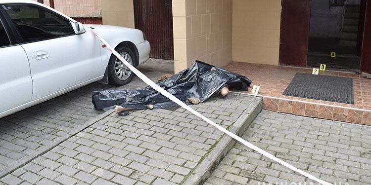 У Тернополі біля під’їзду виявили мертву людину (Фото)