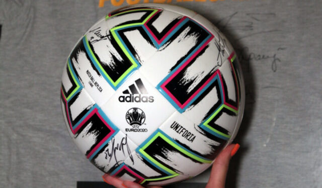 Святкуй 30-річчя TV-4 і виграй м’яч з автографами зірок українського футболу