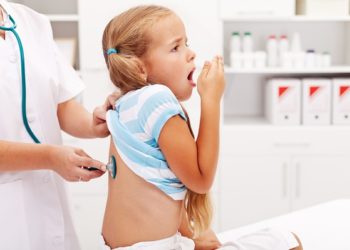 У МОЗ пояснили, чи можна дитині з кашлем ходити в школу чи садочок