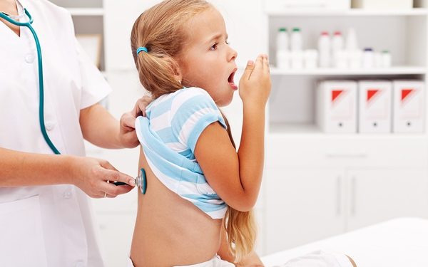 У МОЗ пояснили, чи можна дитині з кашлем ходити в школу чи садочок